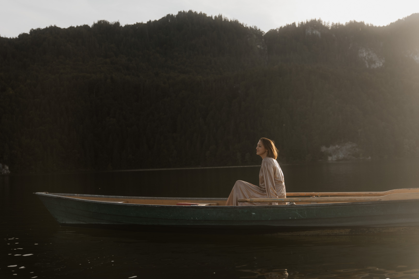 Carola Weber auf einem Boot, das symbolisch für ihre eigene Lebensreise steht.